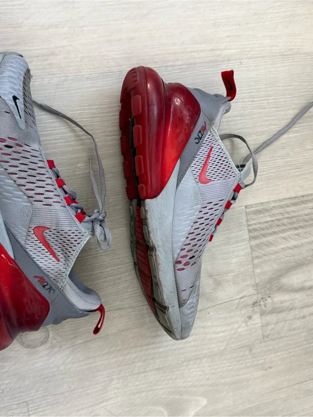 Nike Air Max 270 Wolf Grey University Red